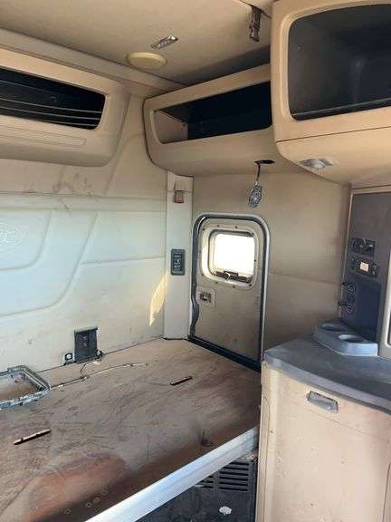 2015 Peterbilt 579 showing 370,184 mi, 14,618 hrs - runs