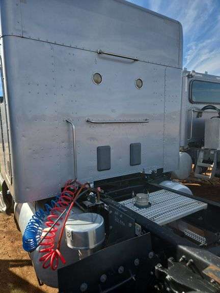 2015 Peterbilt 579 showing 416,100 mi, 22,250 hrs - runs