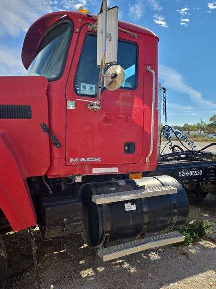 2008 Mack CHU613 showing 55,705 mi, 14,199 hrs- runs