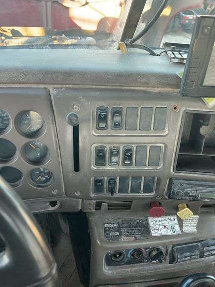 2007 Mack CHN613 showing 89,052 mi, hrs unknown- runs