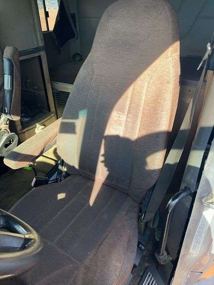 2015 Peterbilt 579 showing 370,184 mi, 14,618 hrs - runs