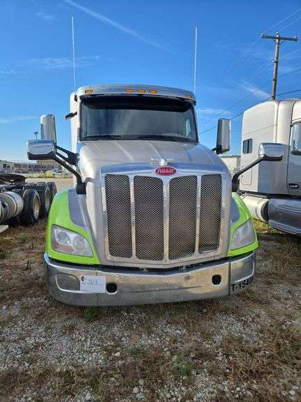 2015 Peterbilt 579 507,402 mi, hrs unknown- doesn't run