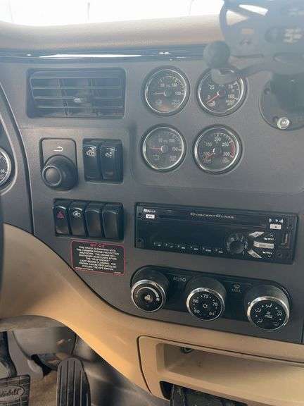 2015 Peterbilt 579 507,402 mi, hrs unknown- doesn't run