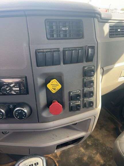 2014 Peterbilt 567 showing 44,798 mi, 5,118 hrs- runs