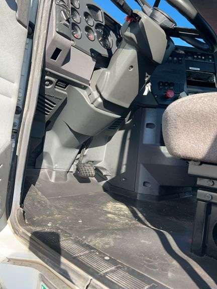 2014 Mack CXU613 showing 501,255 mi, hrs unknown- runs