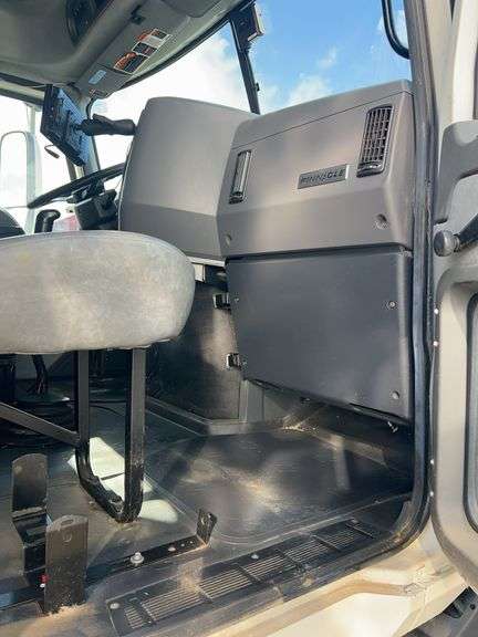 2013 Mack CXU613 showing 438,785 mi, 141,133 hrs- runs