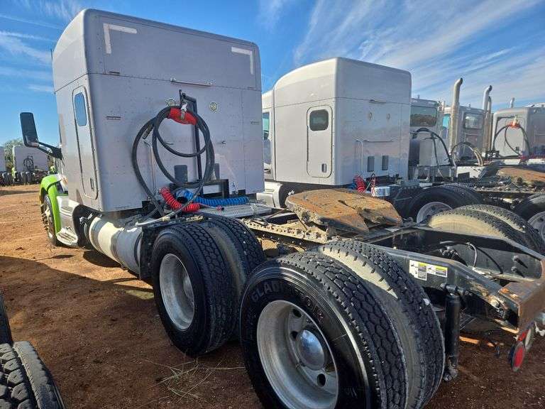 2015 Peterbilt 579 showing 370,184 mi, 14,618 hrs - runs