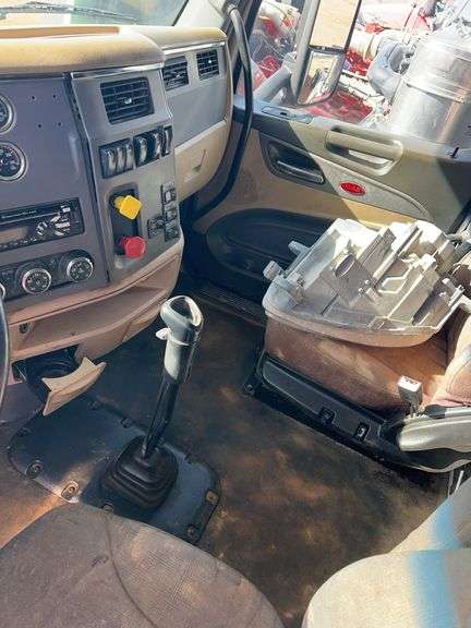 2015 Peterbilt 579 showing 500,775 mi, 26,318 hrs - doesn't run