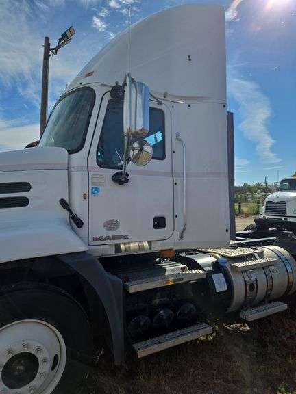 2013 Mack CXU613 showing 402,711 mi, 8,428 hrs- doesn't run