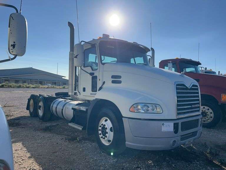 2011 Mack CXU613 showing 331,782 mi, 10,113 hrs- runs
