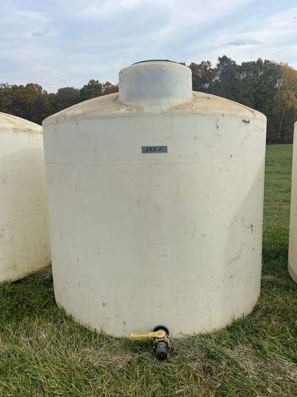 2,550 GALLON POLY TANK