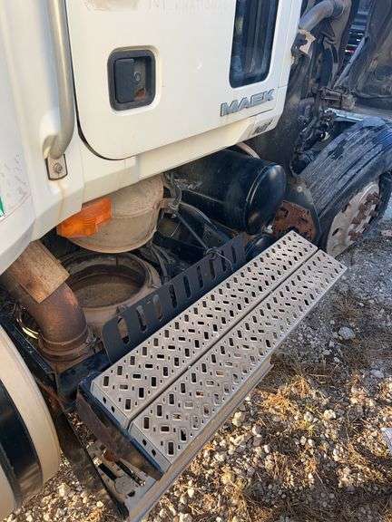 2008 Mack CHU613 showing 566,424 mi, 15,328 hrs- runs