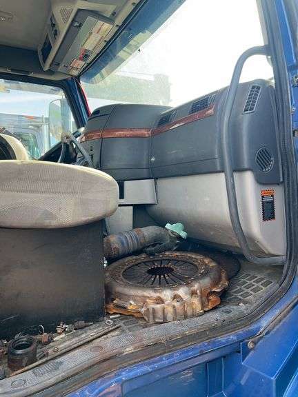 2010 Volvo VN showing 175,079 mi, hrs unknown - doesn't run