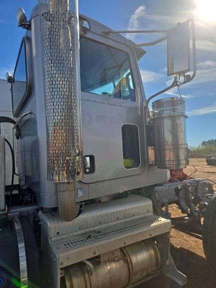 2014 Peterbilt miles & hrs unknown - doesn't run