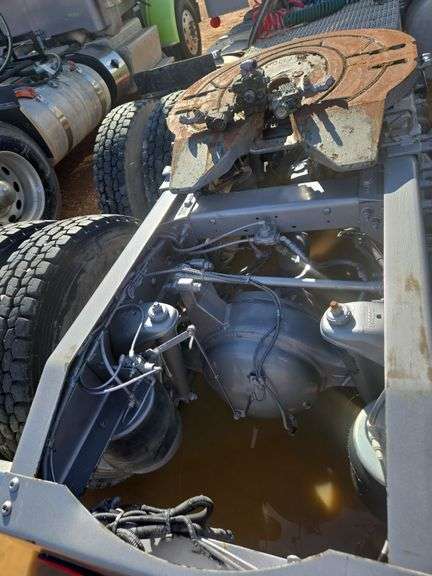 2014 Peterbilt 388 showing 425,273 mi, hrs unknown - doesn't run