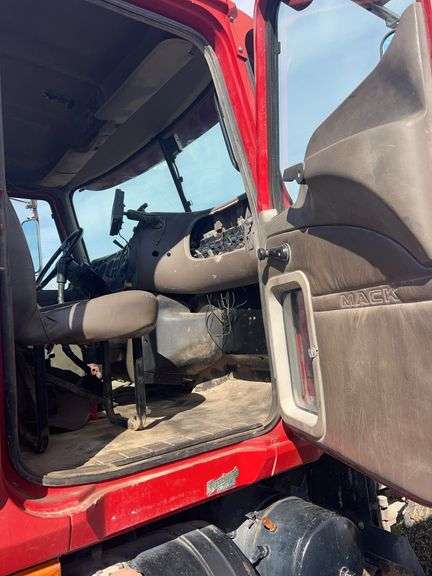2007 Mack CHN613 showing 57,568 mi, 15,558 hrs - runs