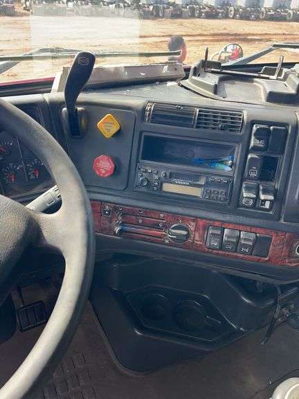 2003 Volvo showing 862,463 & 82,463 mi, 3,909 hrs - doesn't run