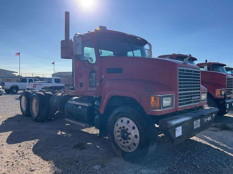 2008 Mack CHU613 showing 55,705 mi, 14,199 hrs- runs