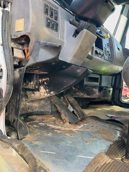 2019 Peterbilt PB348 showing 18,201 mi, 5,443 hrs - runs