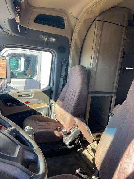 2015 Peterbilt 579 showing 424,747 mi, 22,986 hrs - runs