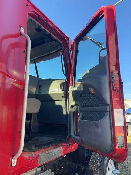 2011 Mack CHU613 showing 558,544 mi, 16,894 hrs- runs