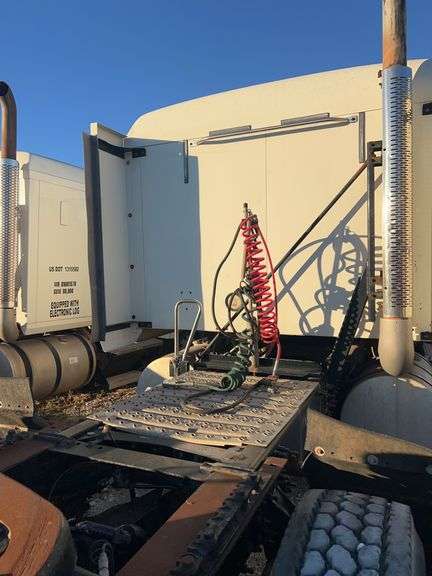 2008 Mack CXU613 showing 559,053 mi, 14,786 hrs- runs