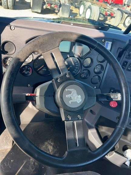 2014 Mack CXU613 showing 501,255 mi, hrs unknown- runs