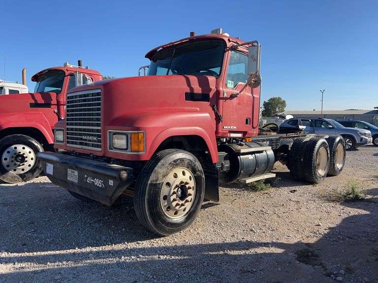 2008 Mack CHU613 showing 55,705 mi, 14,199 hrs- runs