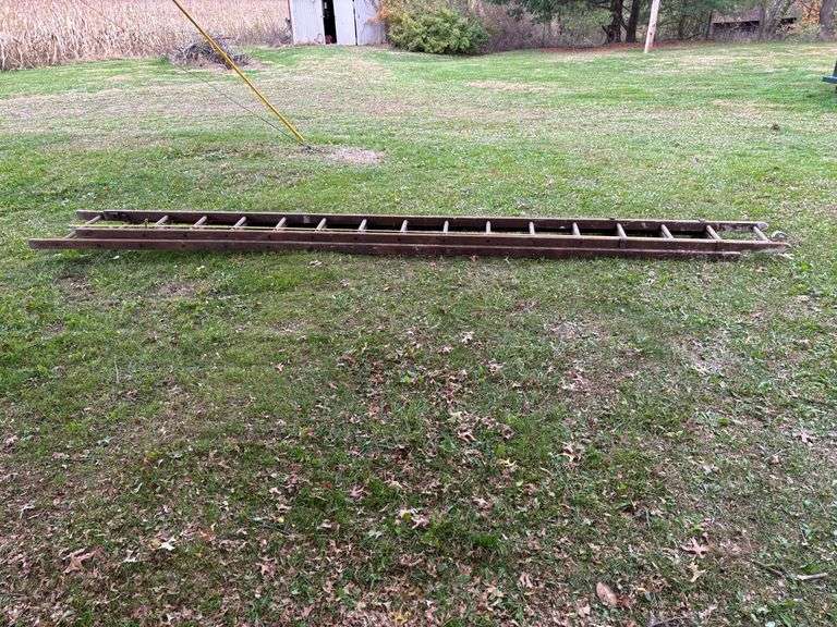 Wooden extension ladder ￼