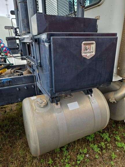 2002 Peterbilt Winch Truck 379 showing 6,294mi, hrs unkown- runs