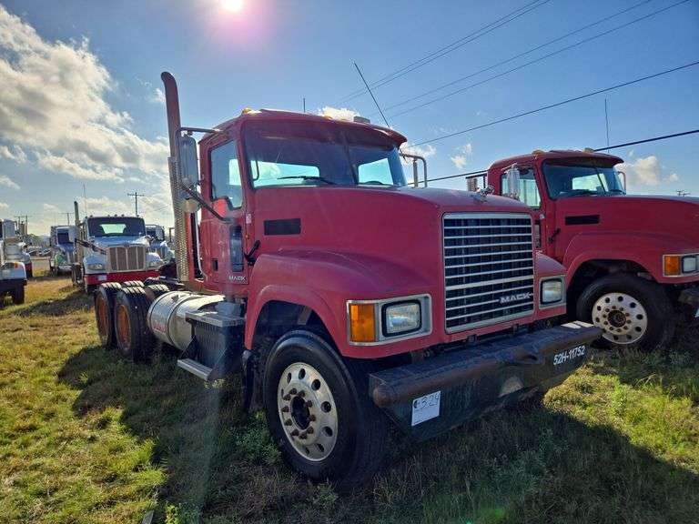 2011 Mack CHU613 showing 41,538 mi, 8,229 hrs- doesn't run