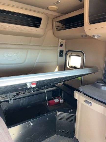 2015 Peterbilt 579 showing 416,100 mi, 22,250 hrs - runs