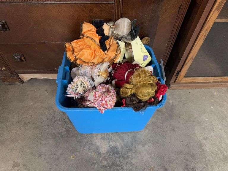 Tub of misc. Dolls