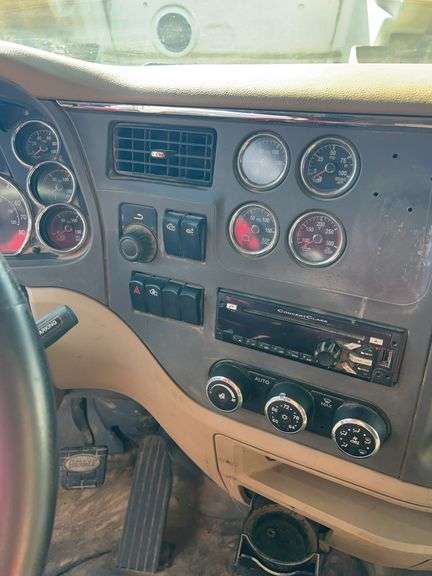 2015 Peterbilt 579 showing 370,184 mi, 14,618 hrs - runs