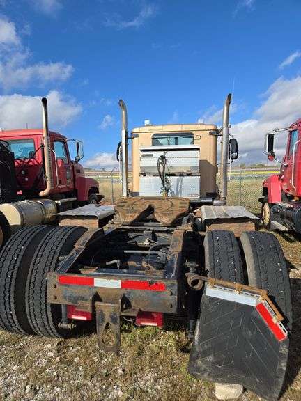 2015 International 9900 showing 218,605 mi, 6,078 hrs- runs