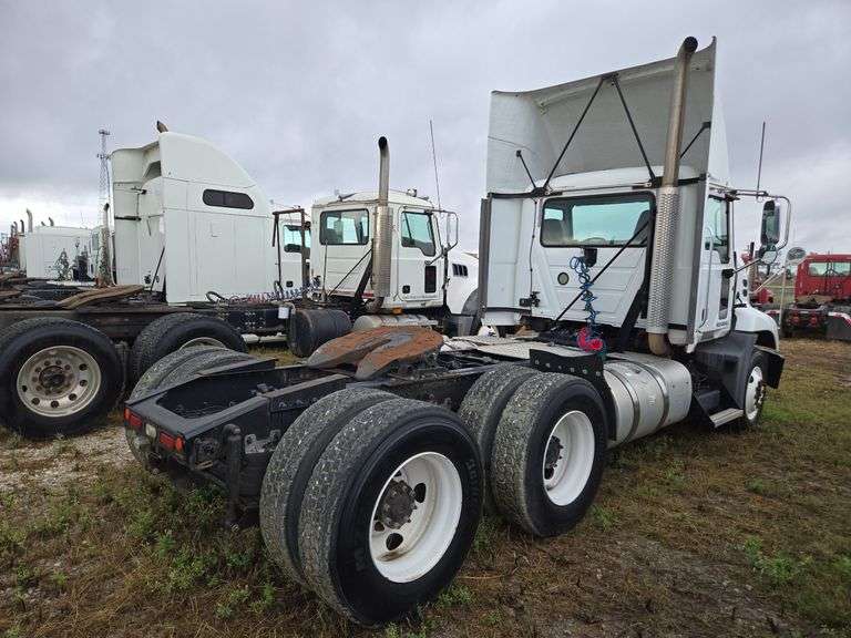 2013 Mack CXU613 showing 359,326 mi, 8,691 hrs - runs