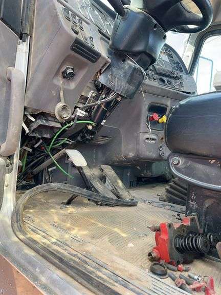 2015 Peterbilt 389 showing 20,400 mi, hrs unknown - doesn't run