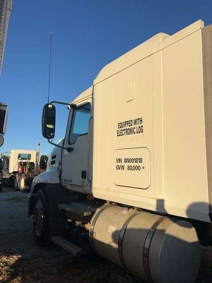 2008 Mack CXU613 showing 559,053 mi, 14,786 hrs- runs