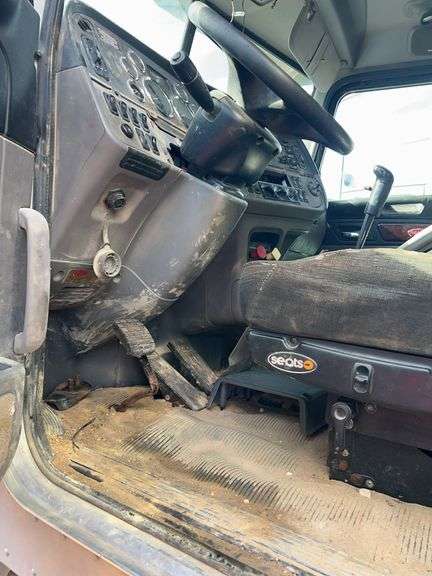 2014 Peterbilt 388 showing 425,273 mi, hrs unknown - doesn't run