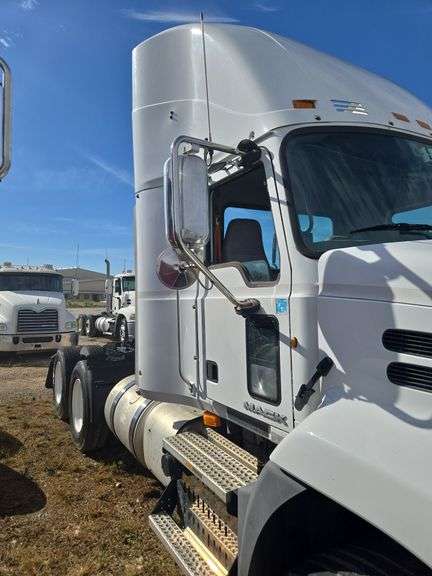 2013 Mack CXU613 showing 402,711 mi, 8,428 hrs- doesn't run