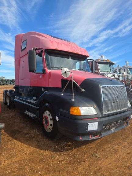 2003 Volvo showing 862,463 & 82,463 mi, 3,909 hrs - doesn't run
