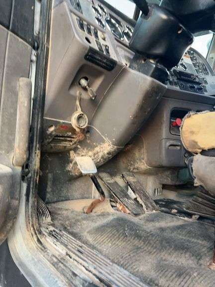 2015 Peterbilt 389 showing 53,258 mi, 8,978 hrs- runs