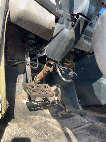 2007 Mack CHN613 showing 55,977 mi, 15,504 hrs- doesn't run