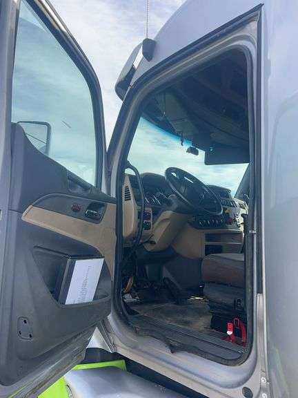 2015 Peterbilt 579 showing 465,411 mi, 24,008 hrs- runs