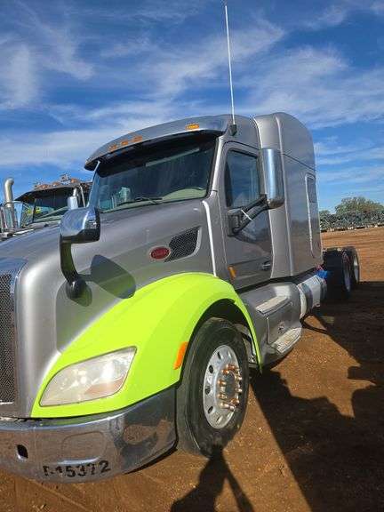 2015 Peterbilt 579 showing 416,100 mi, 22,250 hrs - runs