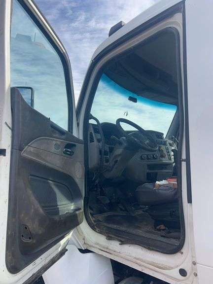 2015 Peterbilt 567 showing 31,476 mi, 7,804 hrs - runs