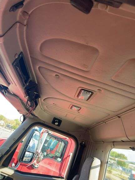 2015 International 9900 showing 218,605 mi, 6,078 hrs- runs