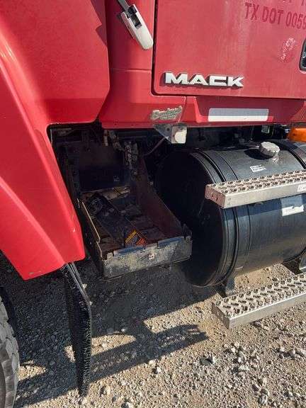 2008 Mack CHU13 miles & hrs unknown- doesn't run