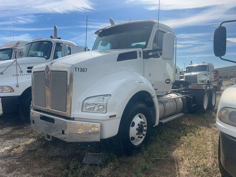 2018 Kenworth T880 showing 13,663 mi, 5,470 hrs - runs