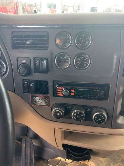 2015 Peterbilt 579 showing 465,411 mi, 24,008 hrs- runs